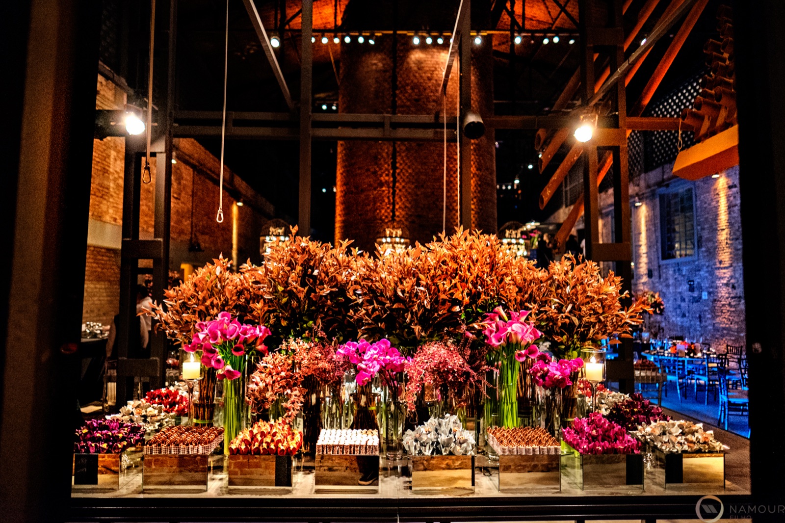 Festa: composição floral rosa e cobre sobre mesa de doces